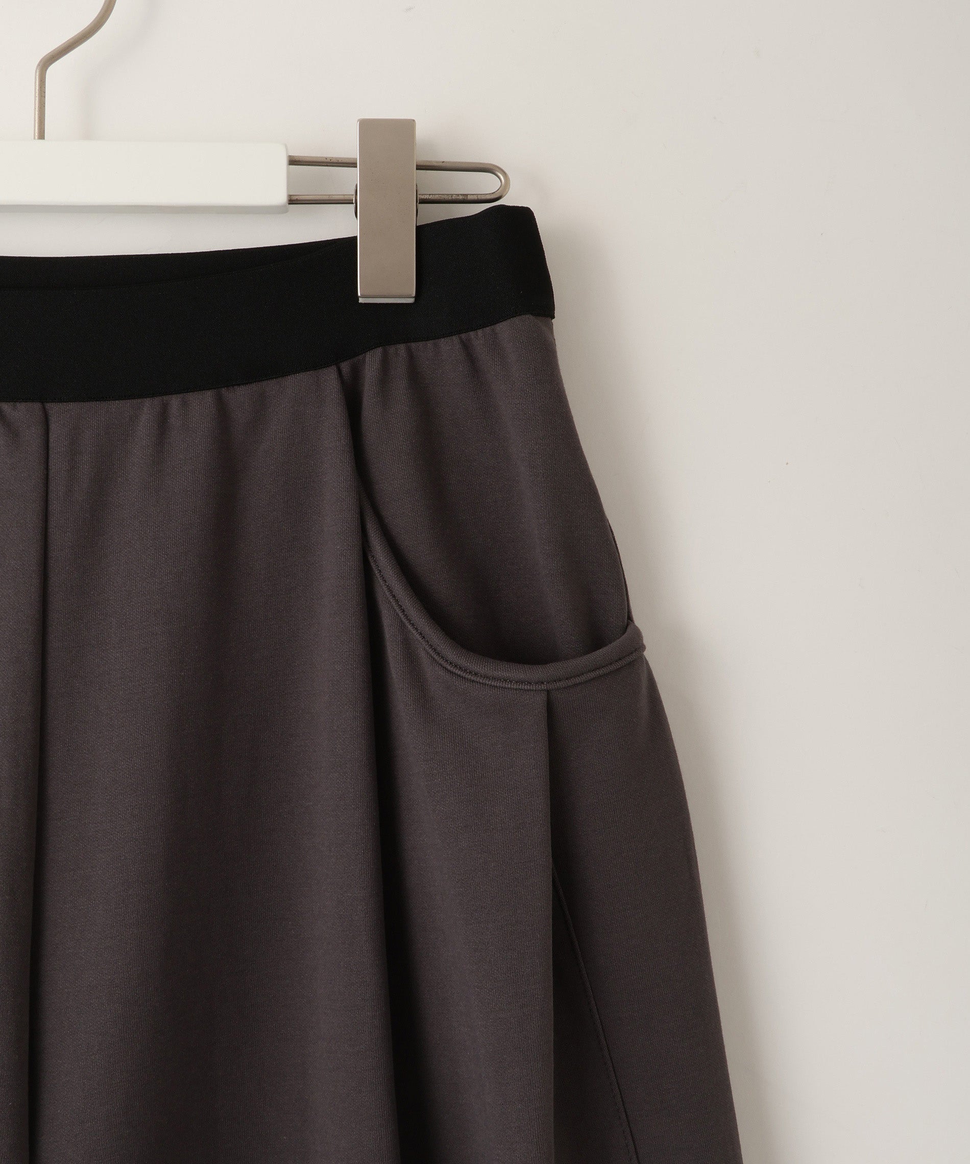 カーヴィーシルエットスムースパンツ – FACE SANS FARD