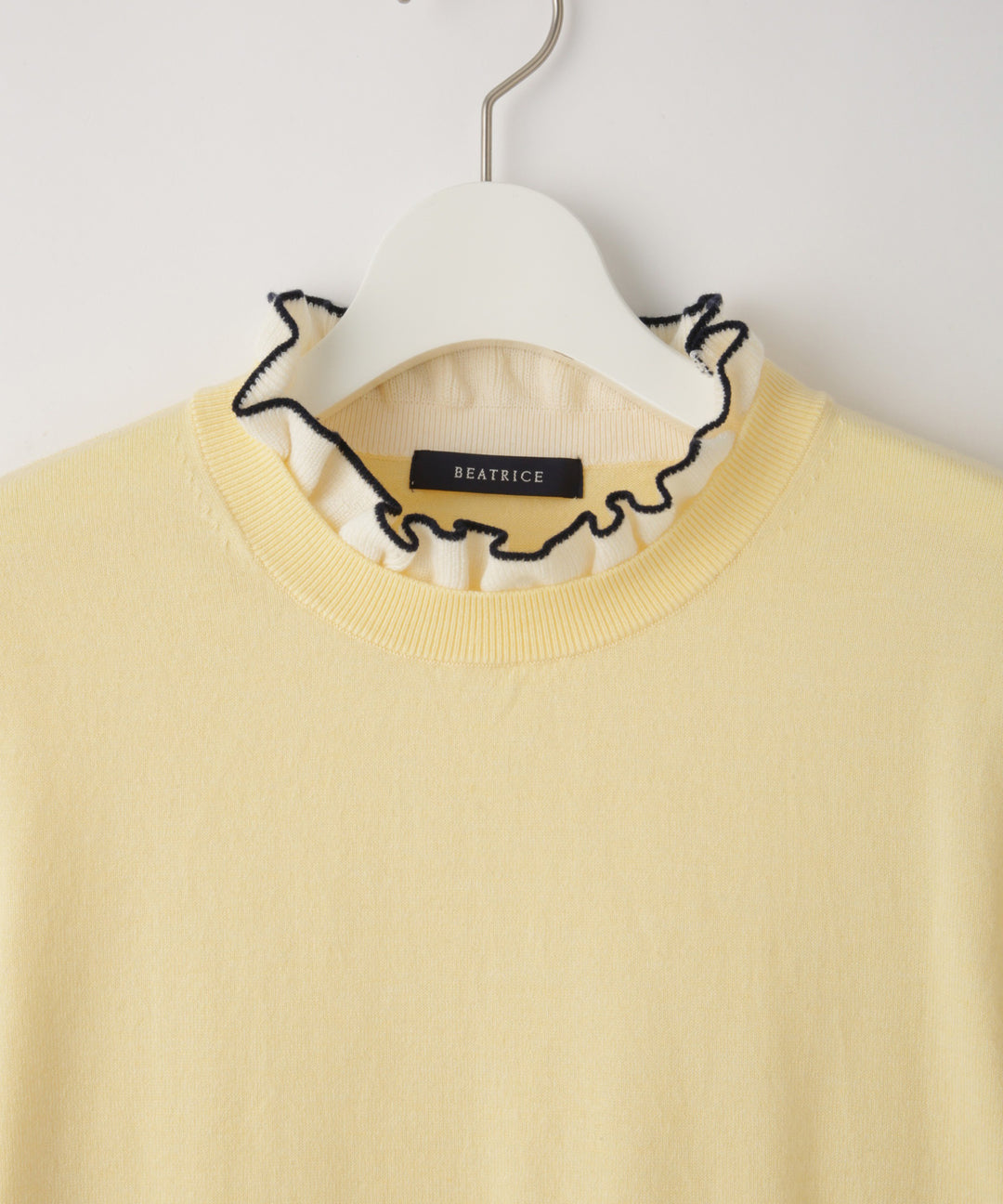 フリルネックニット