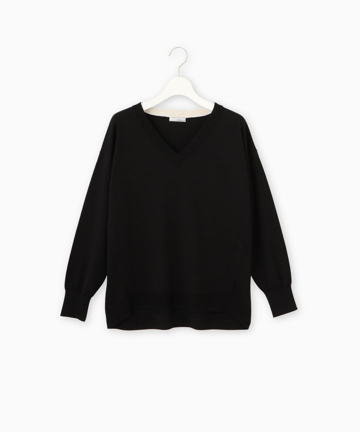 シンプルVネックニット