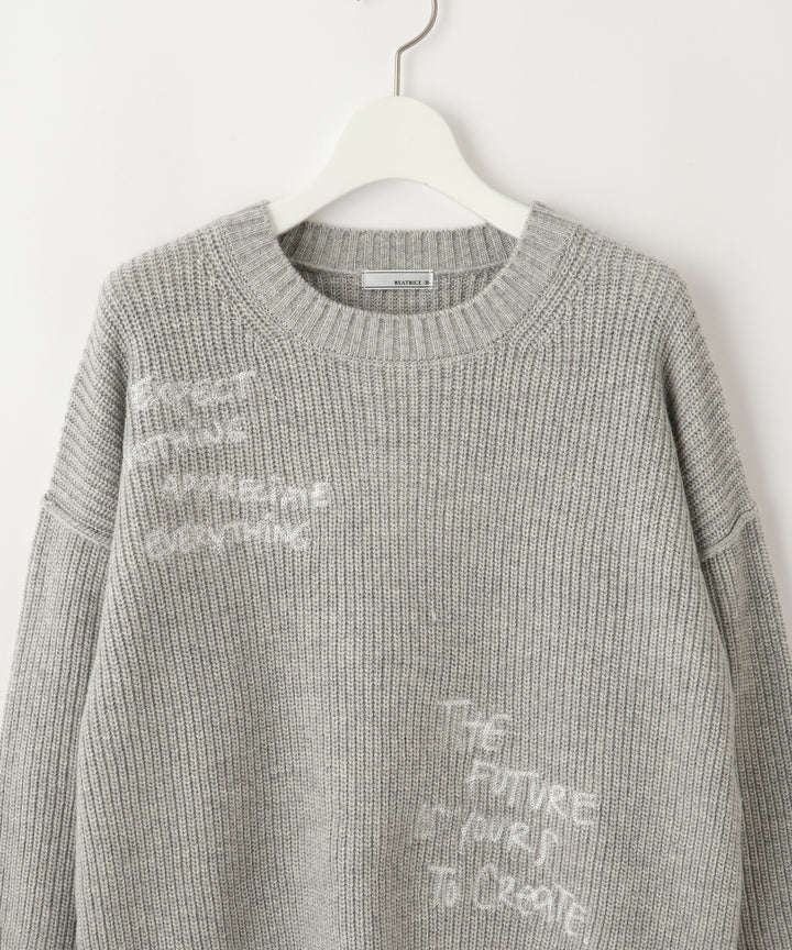 レタリング刺繍クルーネックニット