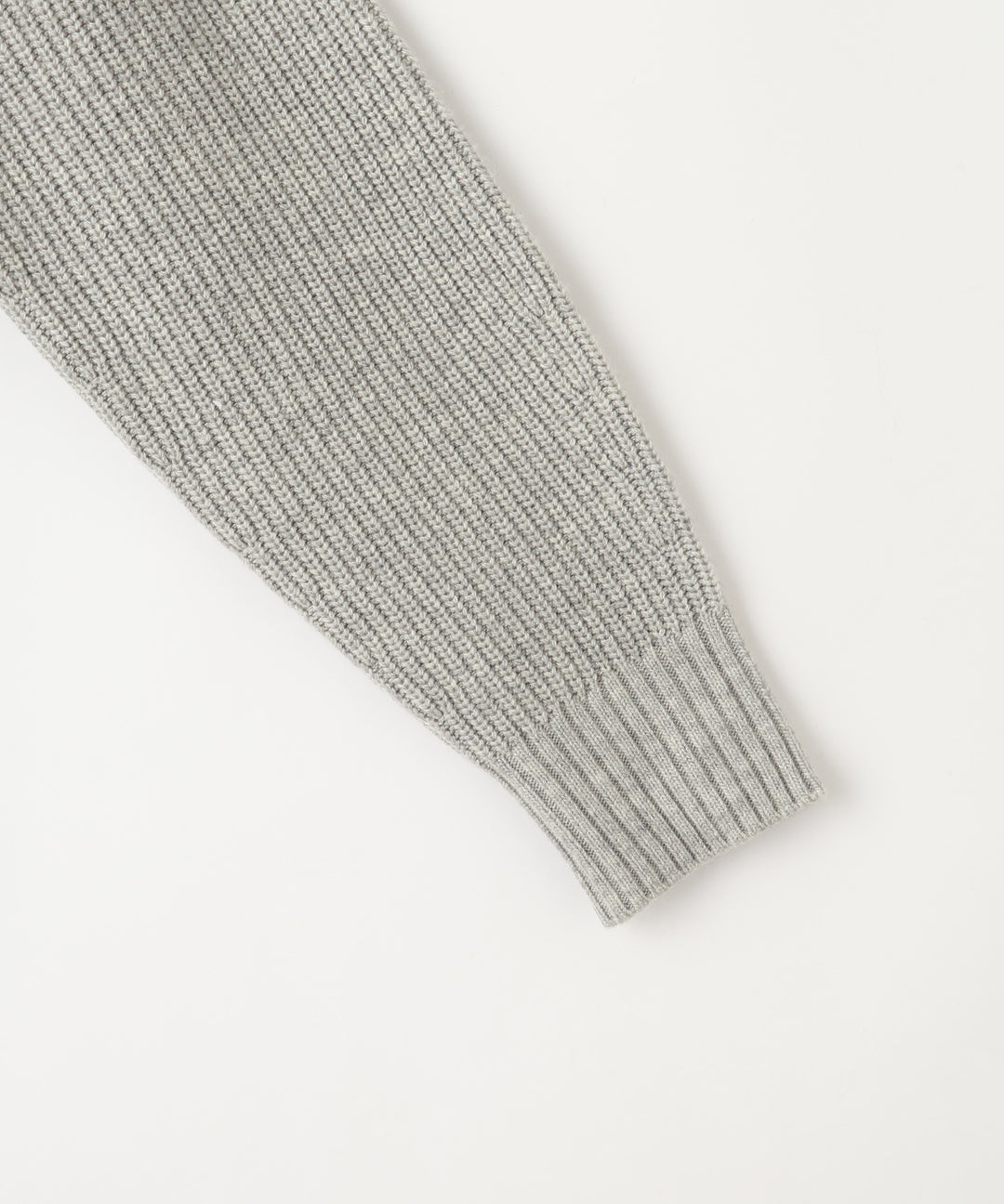 レタリング刺繍クルーネックニット