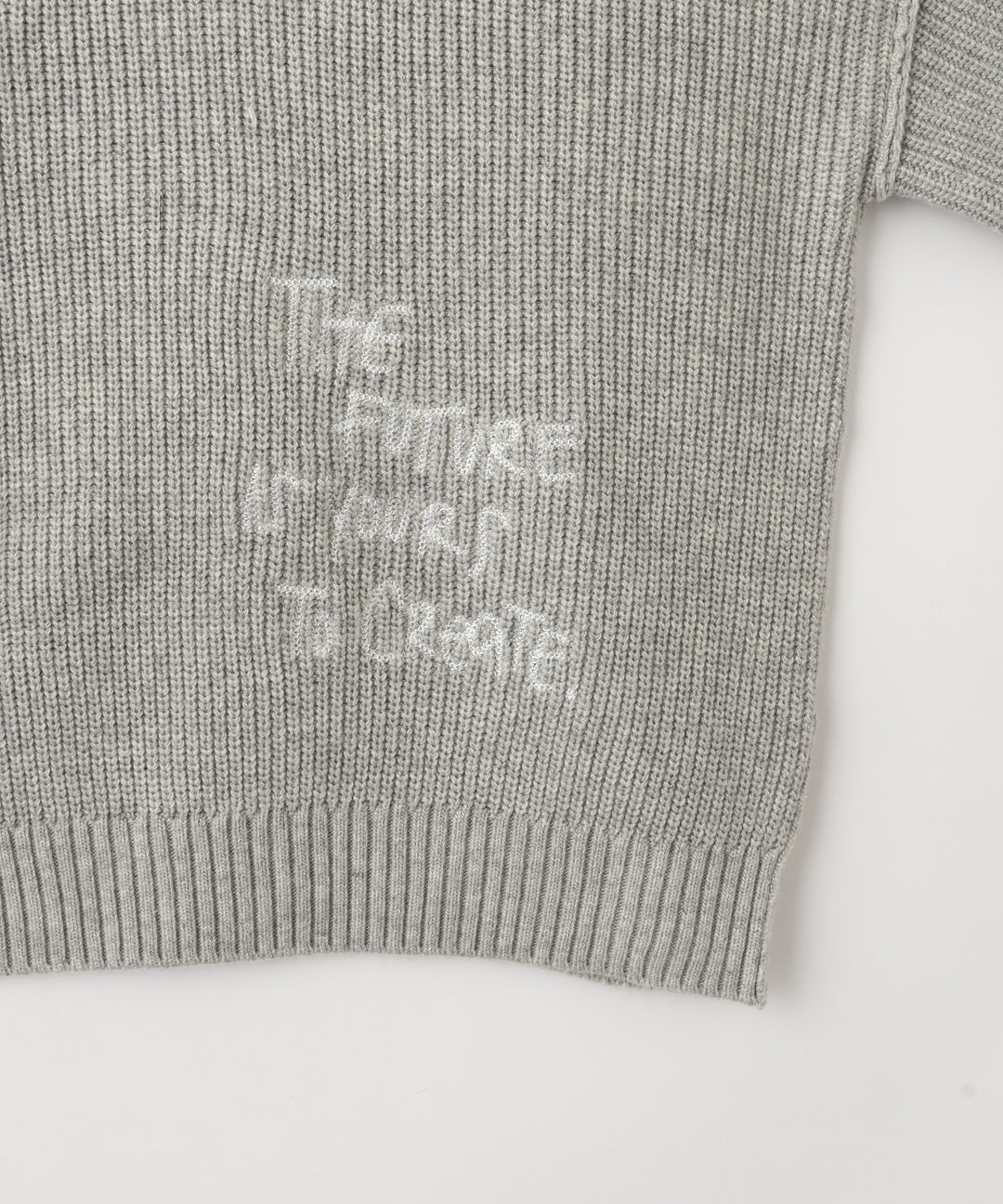 レタリング刺繍クルーネックニット