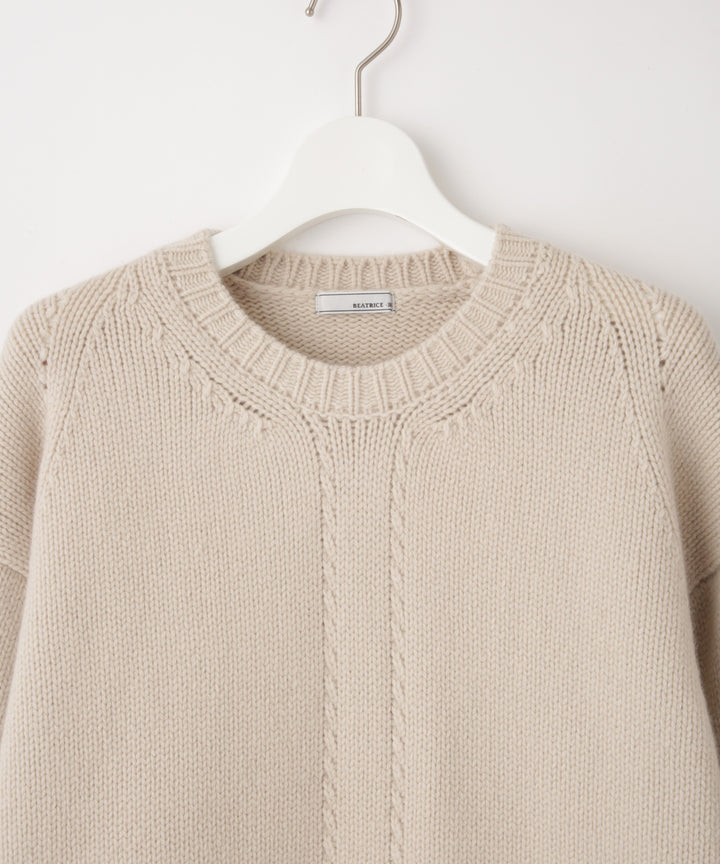 センターケーブル編みニット
