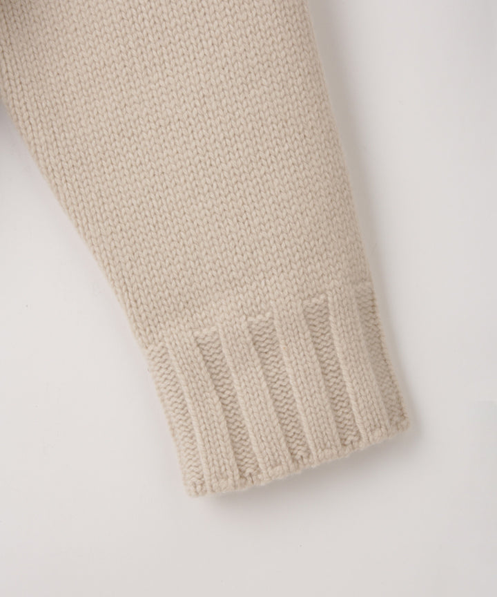 センターケーブル編みニット