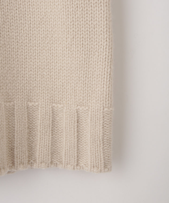 センターケーブル編みニット