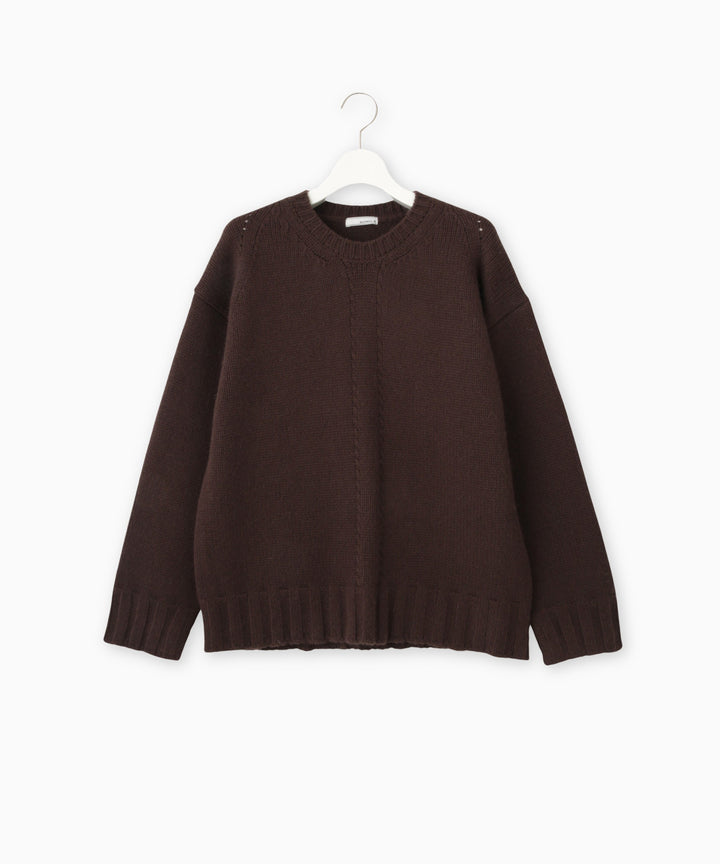 センターケーブル編みニット