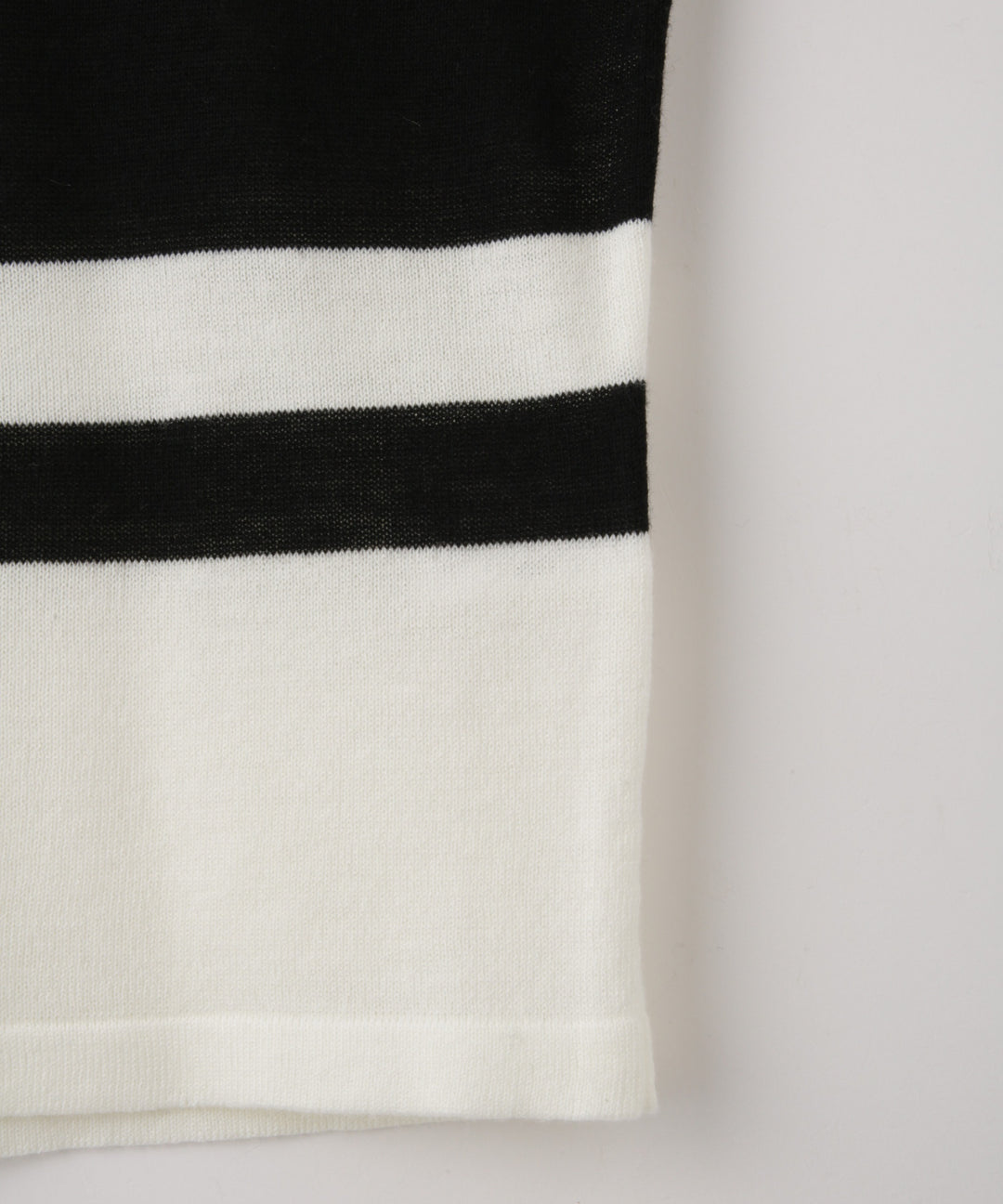 幾何学ラインクルーネックニット