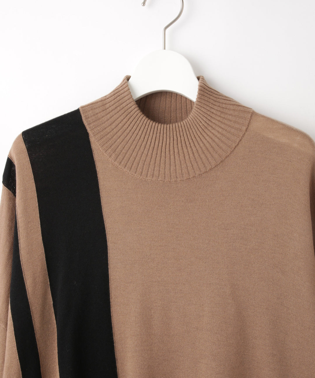 幾何学ラインハイネックニット