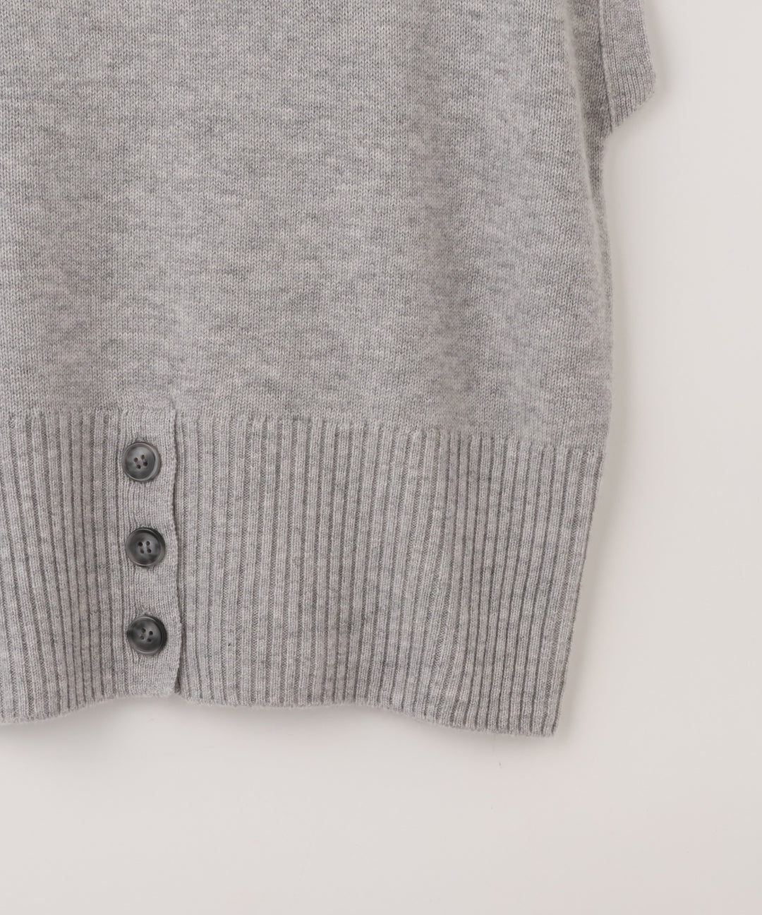 ウールカシミヤ裾ボタンベスト