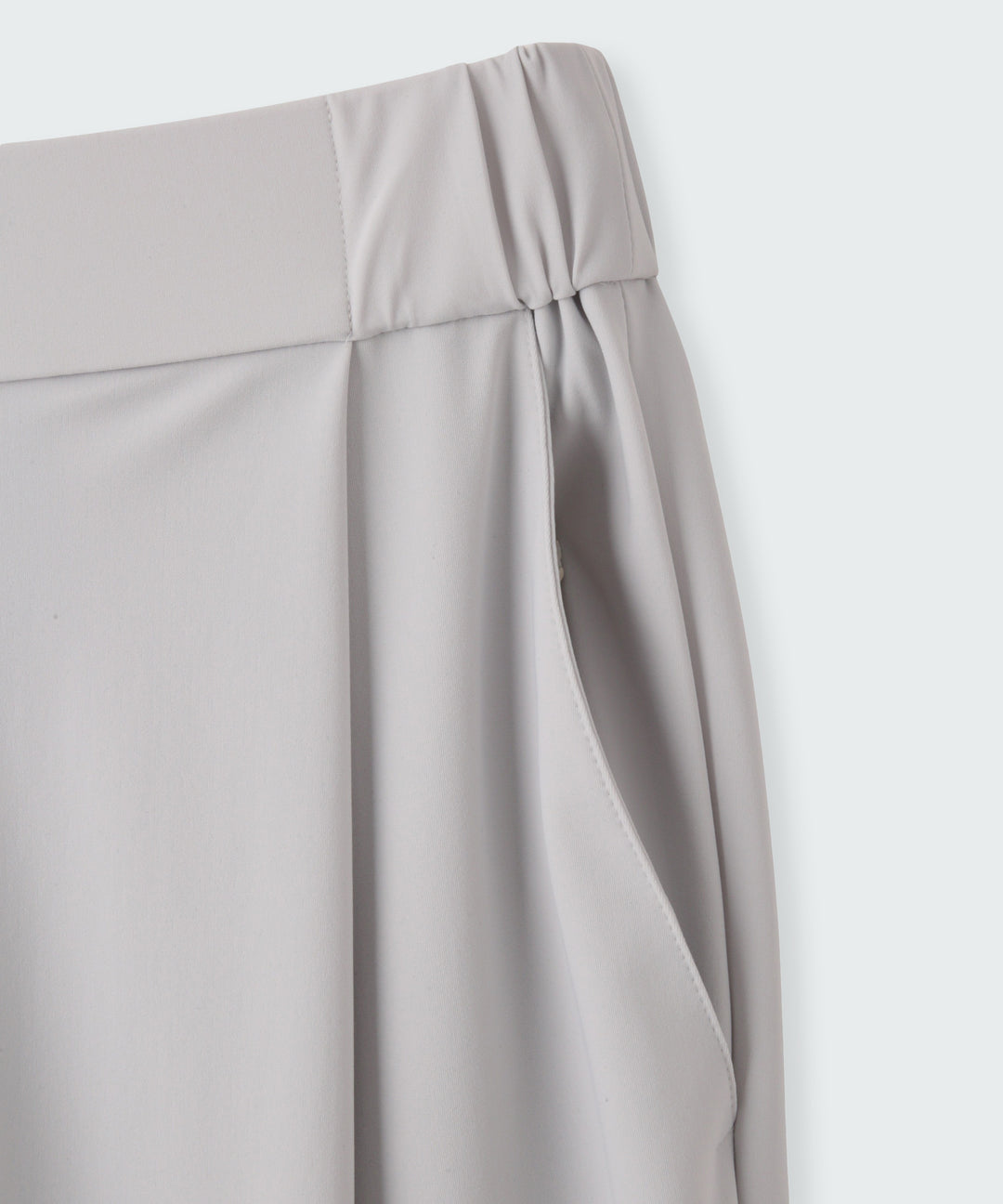 テーパードシルエットパンツ