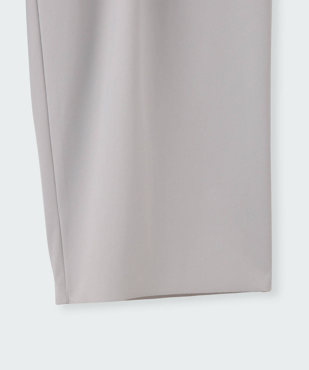 テーパードシルエットパンツ