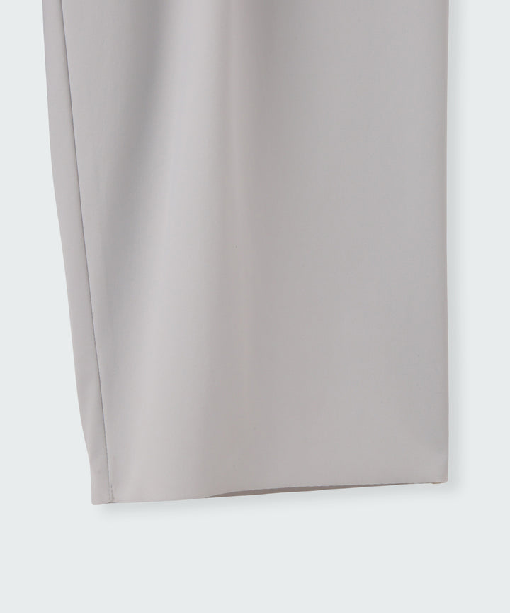 テーパードシルエットパンツ