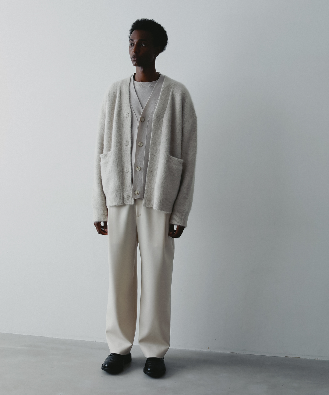 カシミヤVネックカーディガン – FACE SANS FARD カシミヤVネックカーディガン – FACE SANS FARD