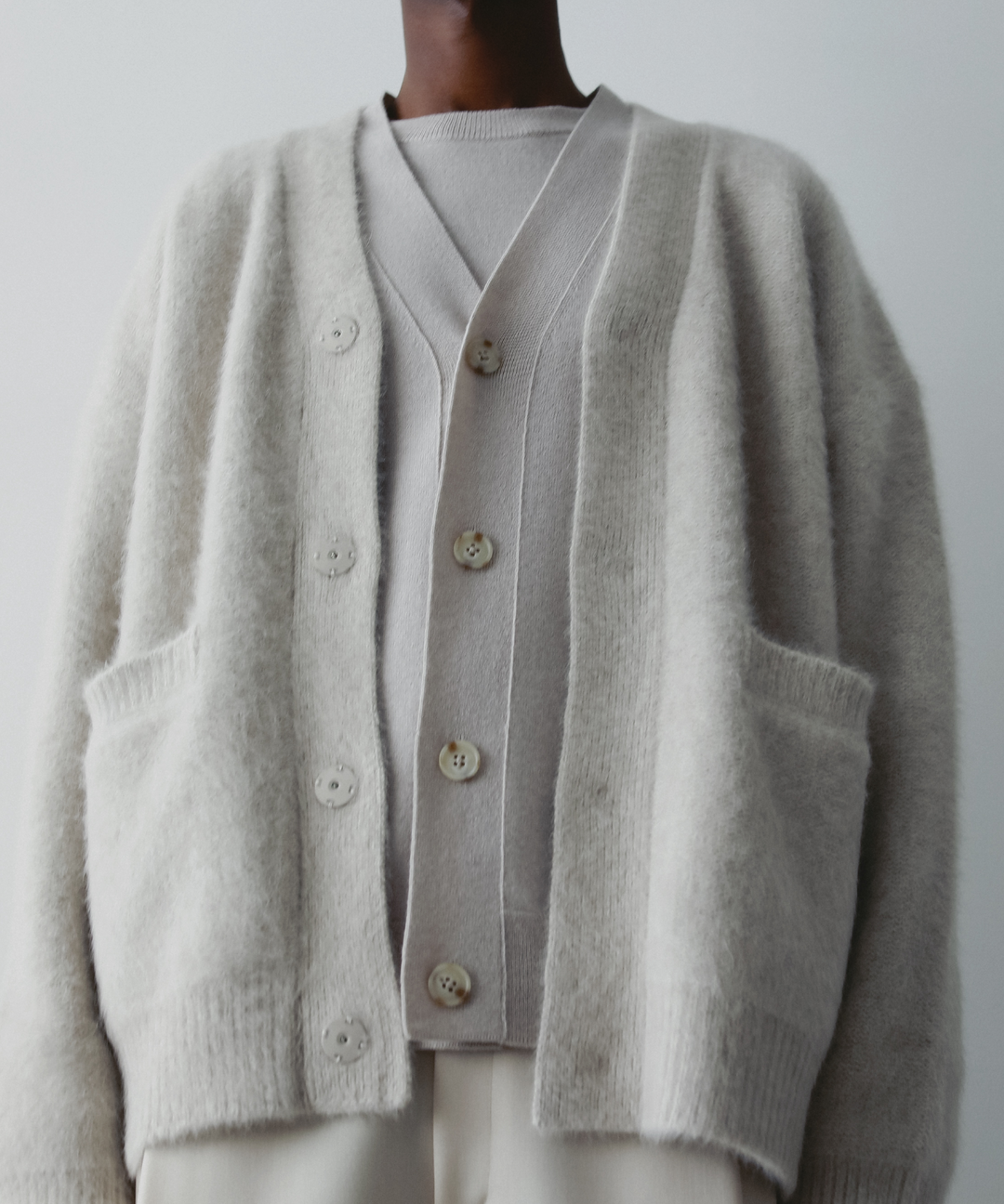 カシミヤVネックカーディガン – FACE SANS FARD カシミヤVネックカーディガン – FACE SANS FARD