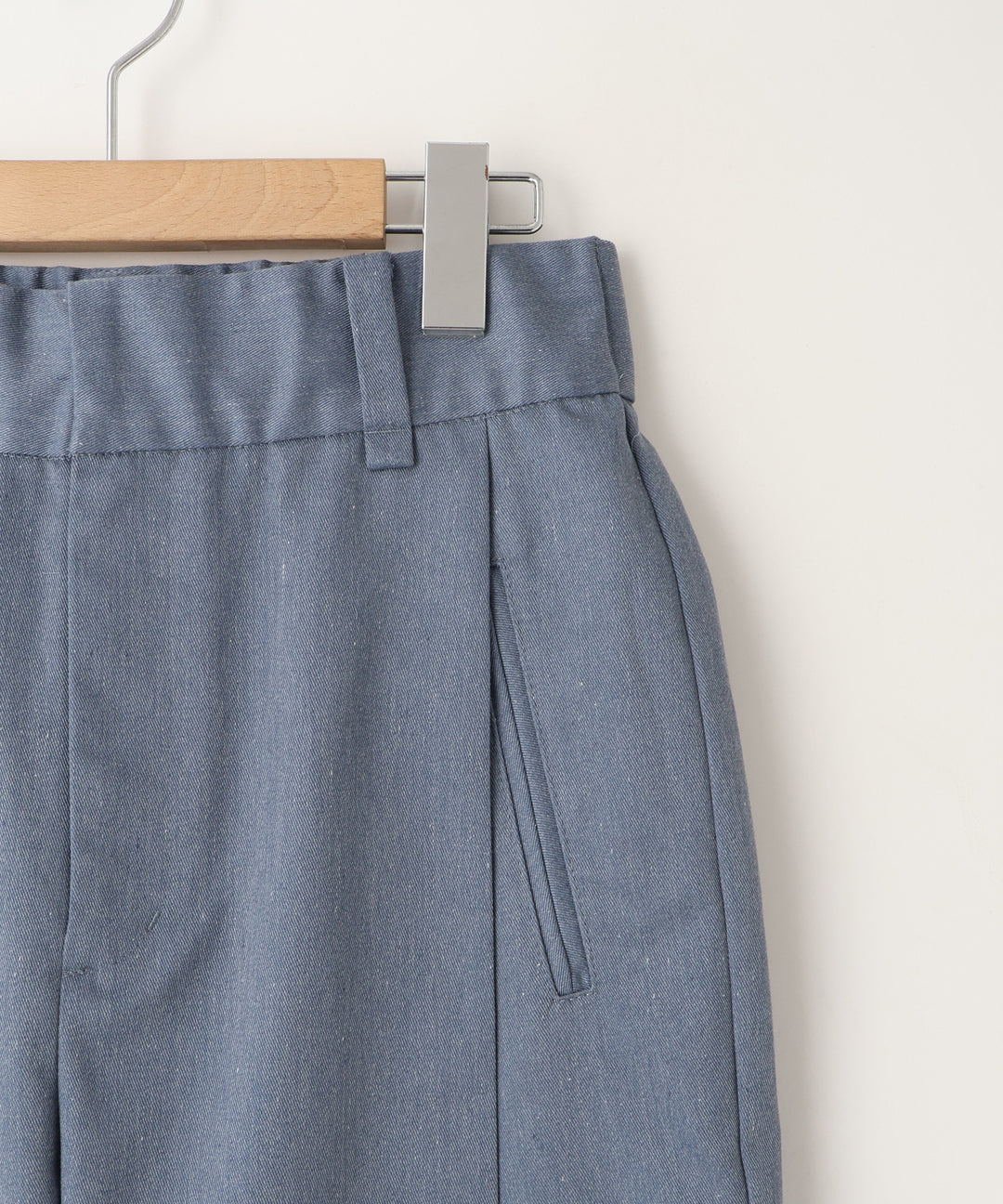 タックワイドテーパードパンツ