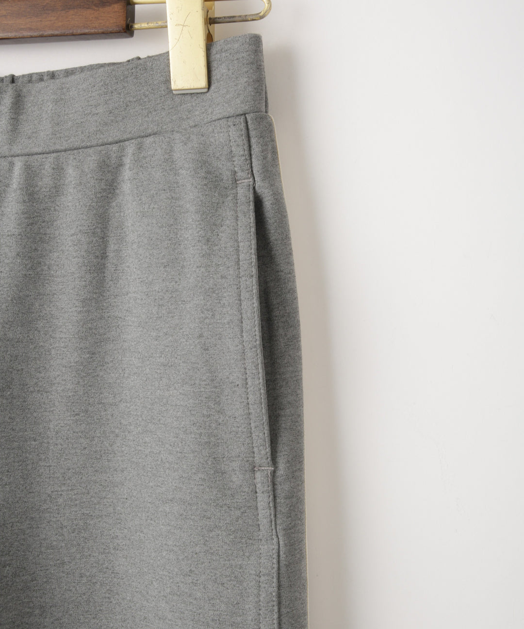 サイドライン入りトラックパンツ