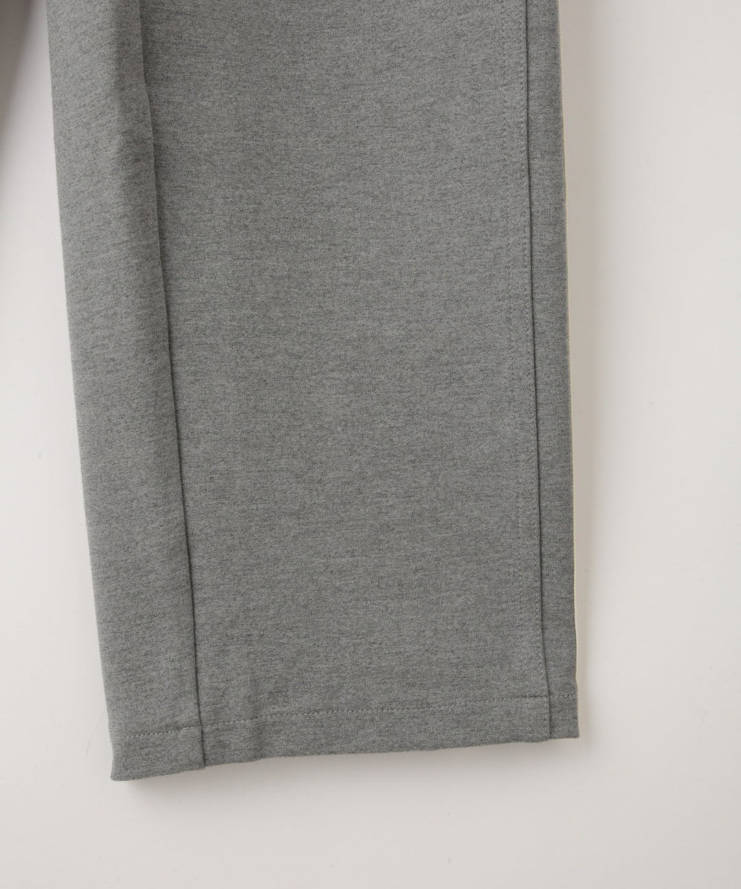 サイドライン入りトラックパンツ