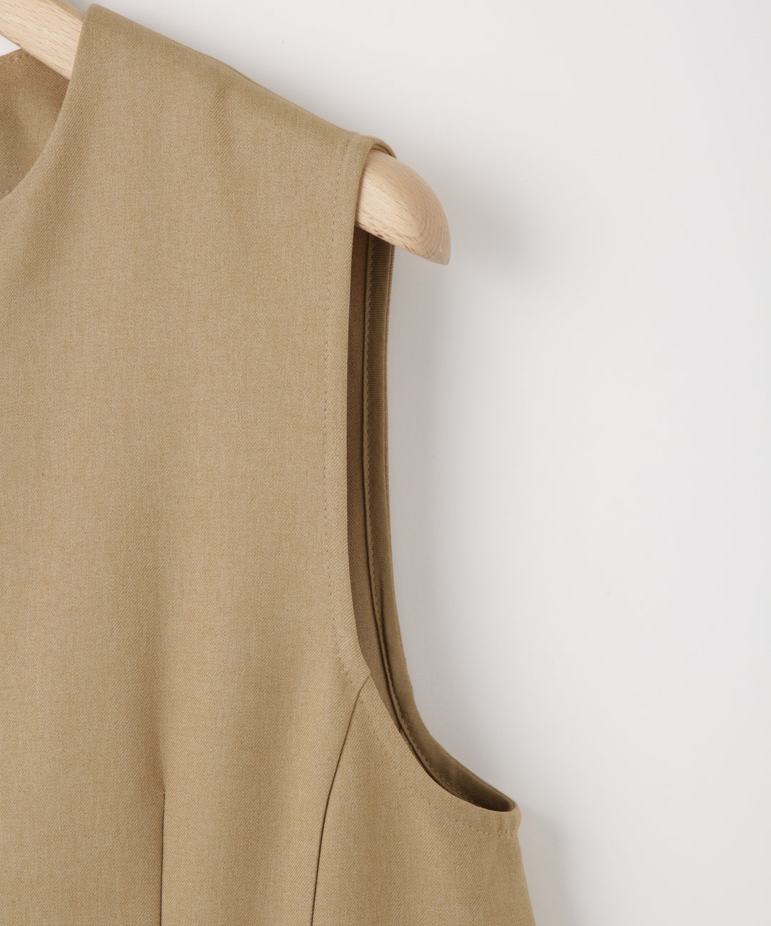 フロントボタンノースリーブジレ