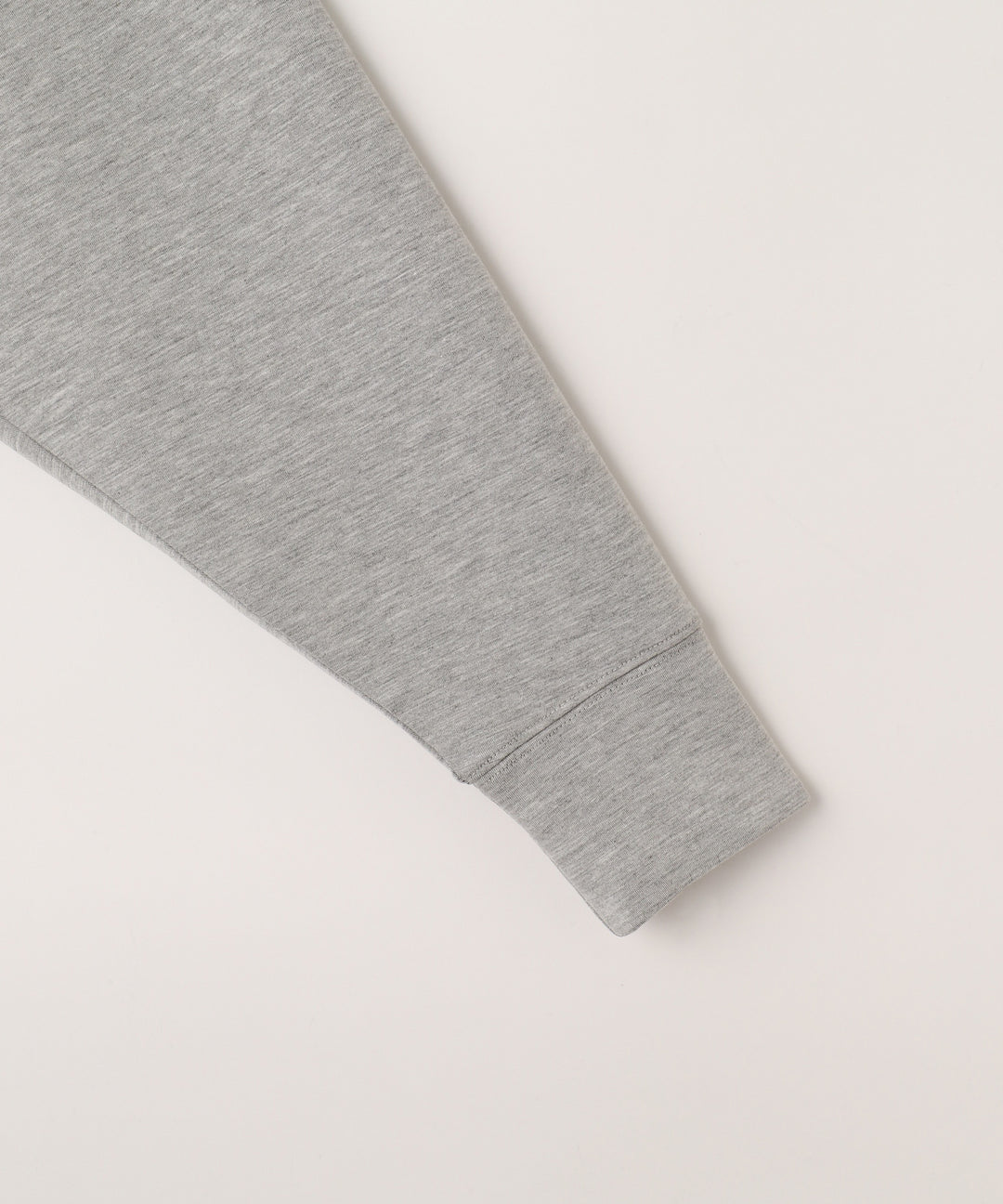 ロゴ刺繍パーカー