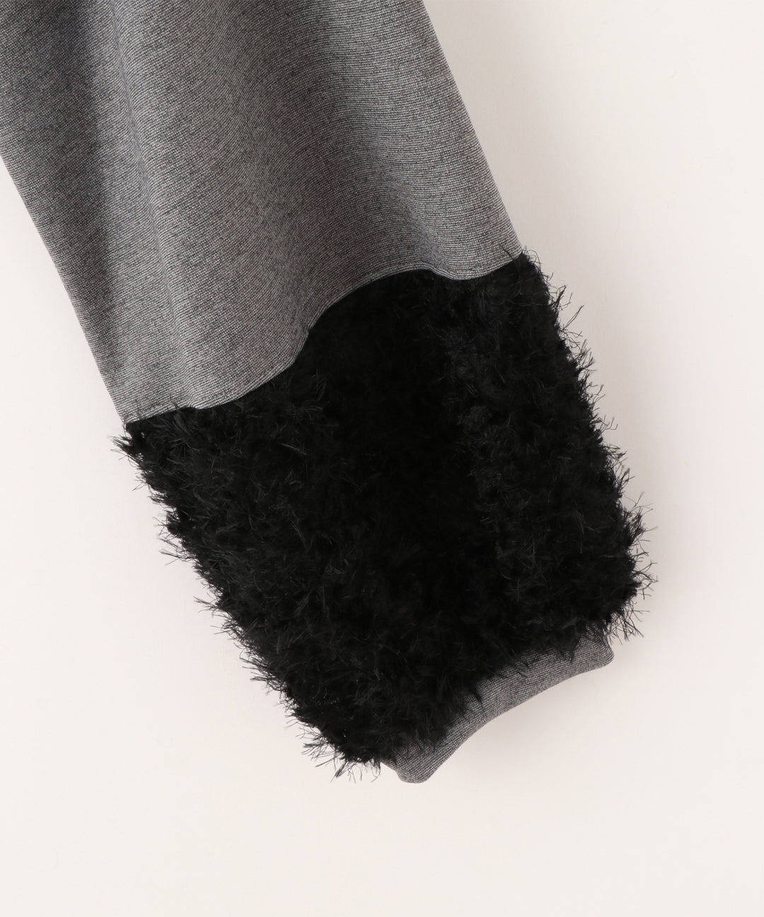 フェザースリーブポンチトップス