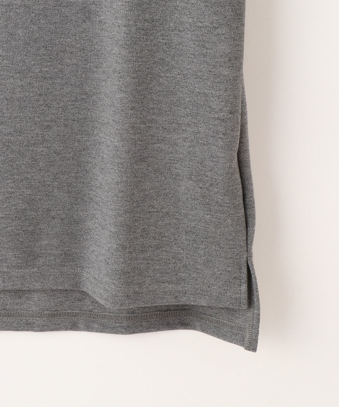 フェザースリーブポンチトップス