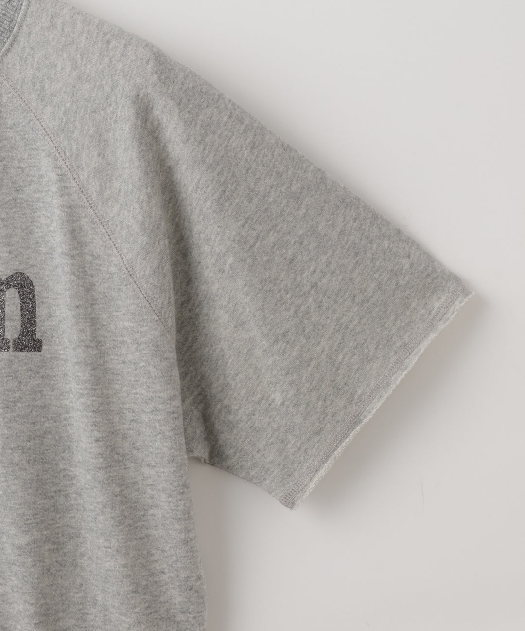 ラメ入りロゴプリントTシャツ