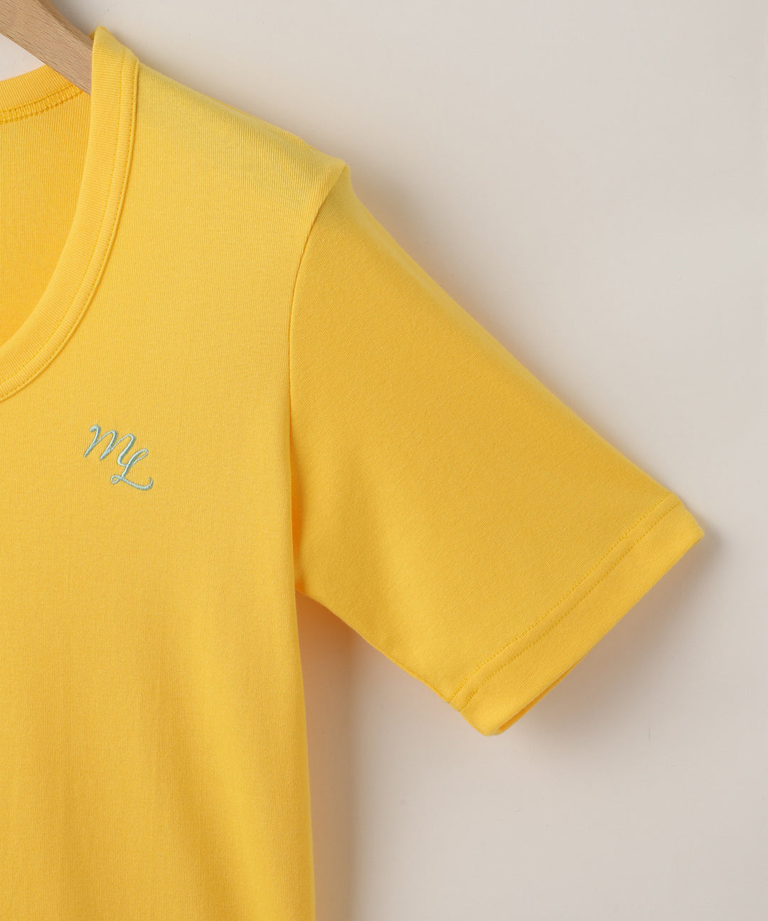 UネックロゴTシャツ