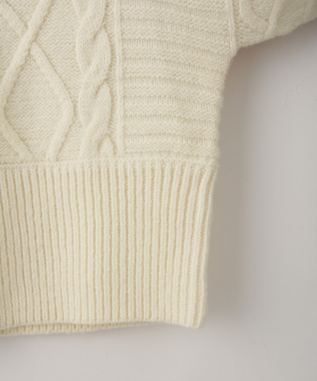 ケーブル畦配色ニット