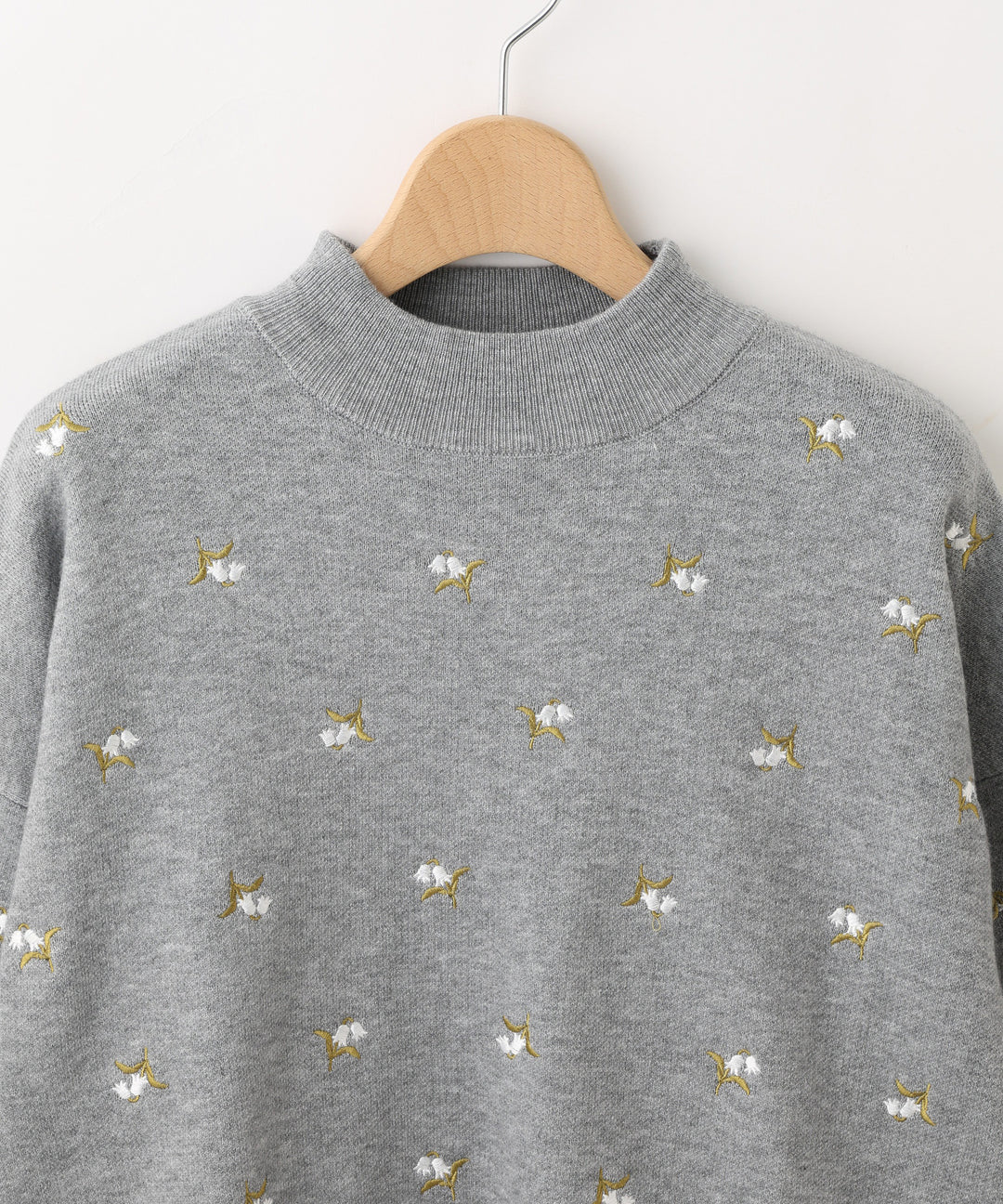 フラワー刺繍ハイネックニット