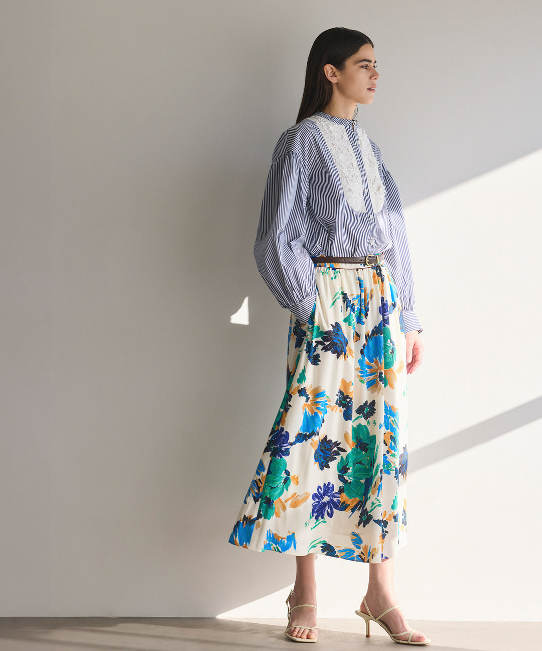 バンドカラーフラワーデザインブラウス