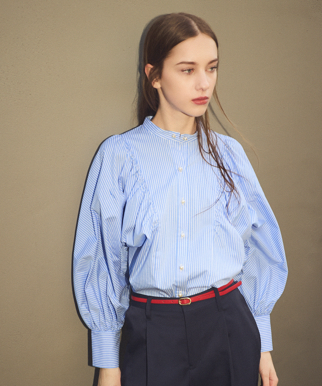 ギャザーデザインドルマンスリーブブラウス